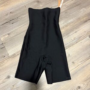 SKIMS Kim Kardashian Body high waisted sculpting shorts medium new with tags